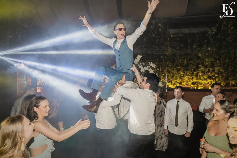 casamento no dry moments & drinks em porto alegre decoração moderna clean e sofisticada com copo de leite