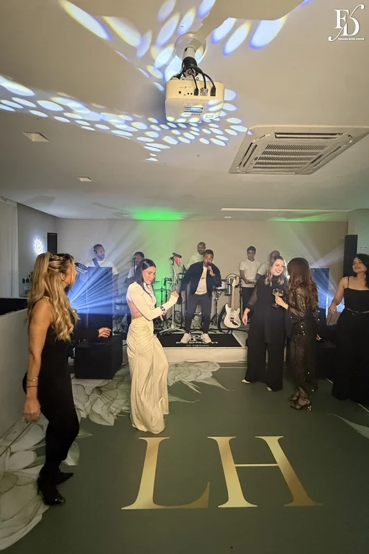 festa de aniversário de leissa hertzog com tema luz e sombra realizado no rossi parque panamby em porto alegre com decoração elegante e sofisticada