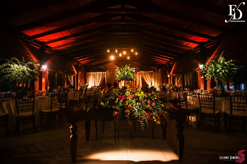 casamento realizado no sítio da figueira em porto alegre numa noite fria de inverno com decoração rústico delicada botânica organização e cerimonial de life eventos especiais cerimonialista para casamentos em porto alegre