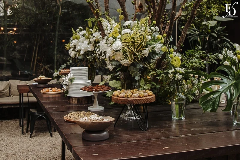 casamento mini-wedding no eat kitchen em novo hamburgo com decoração verde e branco estilo greenery mesa de doces