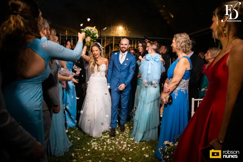 casamento no espaço paraíso em porto alegre com decoração moderna em azul marinho, dourado e girassóis; temática geek, com referências a funko pop, filmes e séries - por life eventos especiais