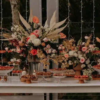 Casamento intimista e despojado na Casa na Chácara, em Porto Alegre. Dani e Alex celebraram com pizza, amigos e muito amor. Organização Life Eventos Especiais.