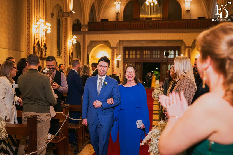 casamento realizado na igreja são pedro em porto alegre e recepção no le bistrot gourmet com decoração colorida e vibrante em rosa pink roxo e lilás