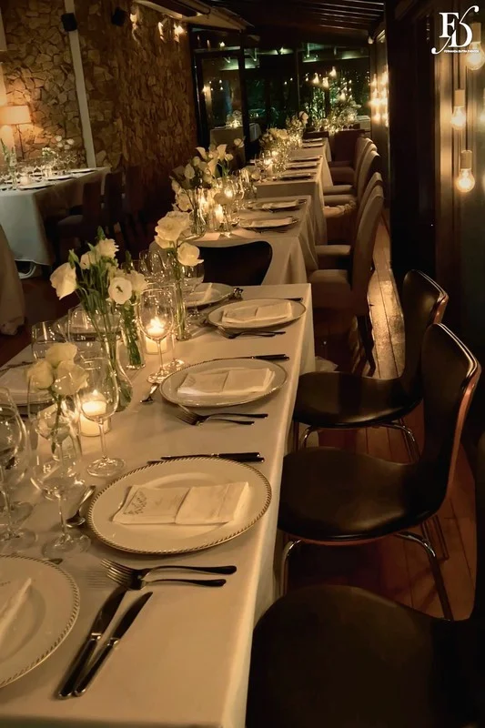 Casamento no Le Bistrot Gourmet em Porto Alegre, com decoração clássica, iluminação intimista e um projeto cheio de sofisticação com stylling europeu. Mesas com toalhas brancas, detalhes dourados, flores brancas.