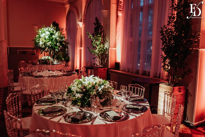 casamento com cerimônia e recepção realizados no salão imperatriz da associação leopoldina juvenil em porto alegre com decoração clássica em verde branco e prato por life eventos especiais assessoria de eventos em porto alegre