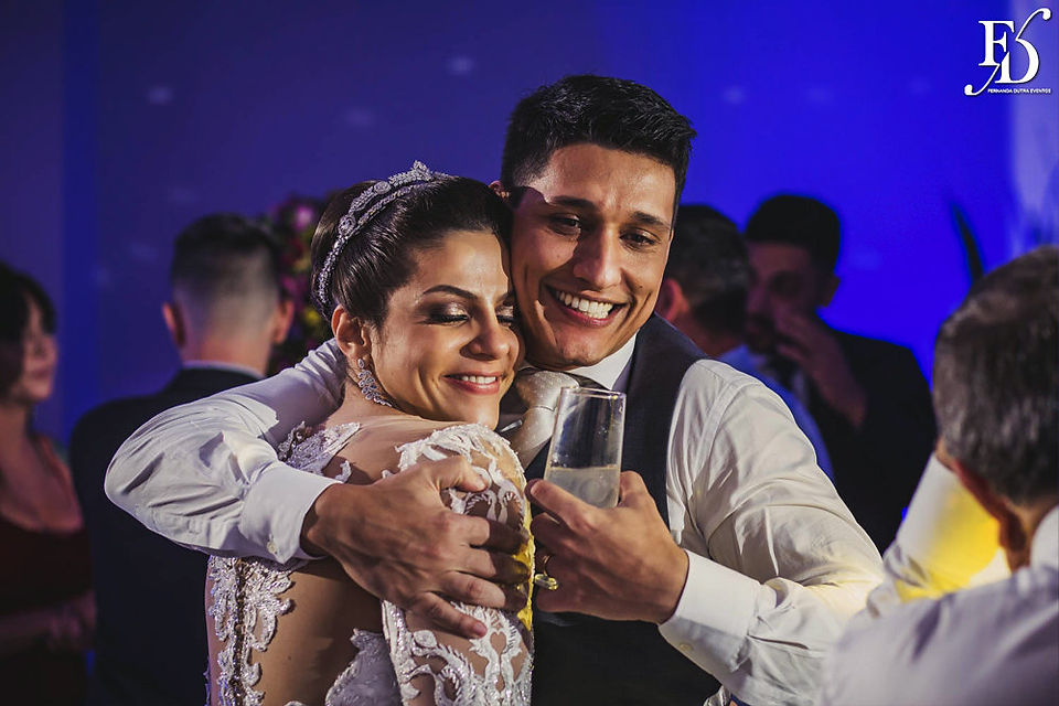 casamento com cerimônia na igreja do santíssimo sacramento e santa teresinha em porto alegre e recepção e festa no maison carlos gomes mansão opera hall com proposta de decoração moderna elegante sofisticada e contemporânea em preto prata e flores coloridas com homenagem a nossa senhora de fatima padroeira por life eventos especiais cerimonialista em porto alegre