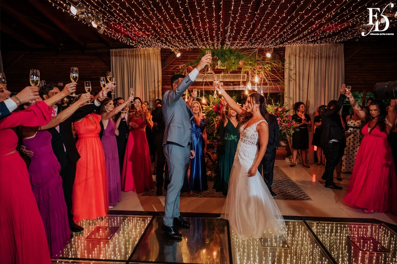 casamento judaico realizado no sítio da figueira em porto alegre com decoração exuberante botânica tropical festa linda com passarela de espelho cerimônia de casamento ao ar livre por life eventos especiais cerimonialista em porto alegre organização de casamentos
