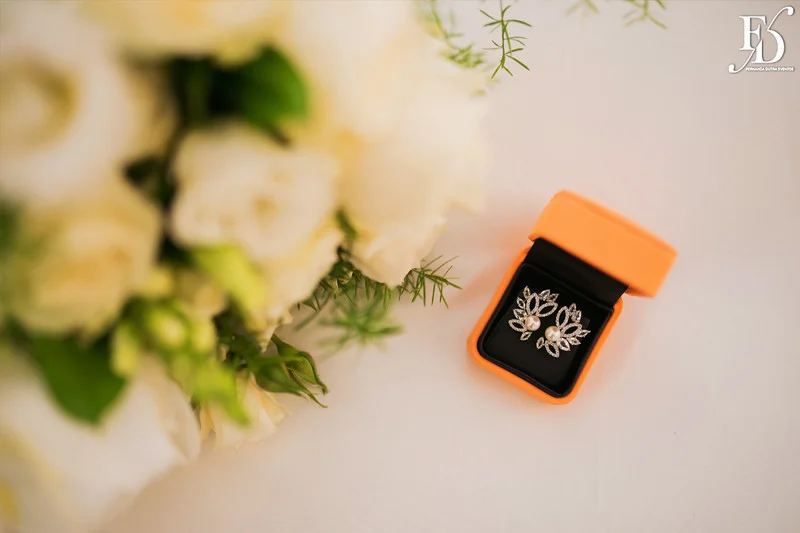 casamento com cerimônia realizada às 15h na Basílica Nossa Senhora das Dores em Porto Alegre e recepção no Alto da Capela. Coquetel na área externa embalado com jazz e por-do-sol, jantar formal, decoração exuberante e linda, em estilo botânico e muitas cores, luxuoso e lindo, por Life Eventos Especiais