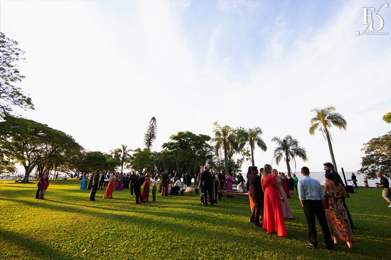 casamento a beira do rio guaiba em porto alegre no clube veleiros do sul com decoração botânica greenery sofisticada moderna e elegante por life eventos especiais assessoria e cerimonial de casamento em porto alegre casamentos de luxo