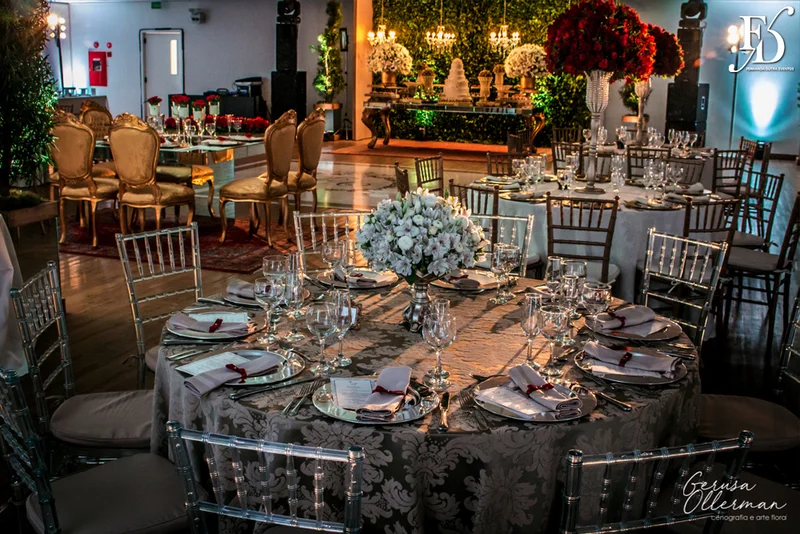 casamento com cerimônia na basílica nossa senhora das dores em porto alegre e festa e recepção no salão hannover da sogipa com decoração clássica elegante e sofisticada em dourado, branco e vermelho, com detalhe em pérolas por life eventos especiais empresa especializada na organização de casamentos em porto alegre