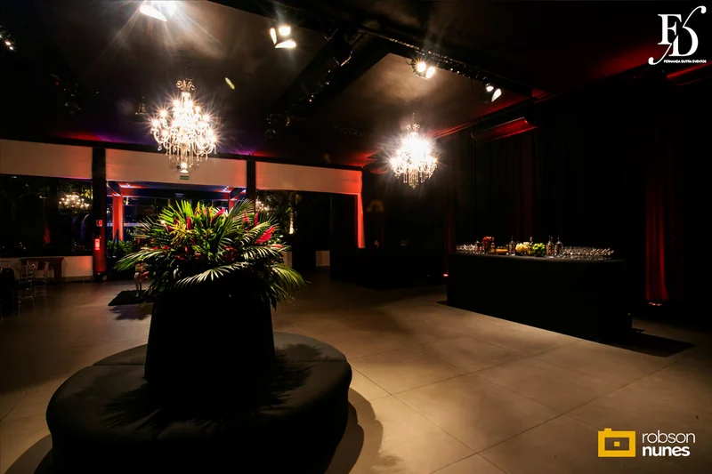 festa de formatura em direito no party room em porto alegre com decoração moderna elegante e sofisticada em preto e marsala com organização projeto e cerimonial de life eventos especiais cerimonialistas em porto alegre