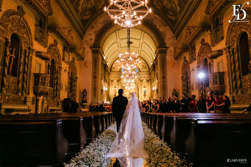 casamento com cerimônia na basílica nossa senhora das dores em porto alegre e festa na casa vetro com decoração luxuosa sofisticada exuberante em tons de rosa com parede de flores com organização projeto e cerimonial de life eventos especiais cerimonialista de casamentos em porto alegre