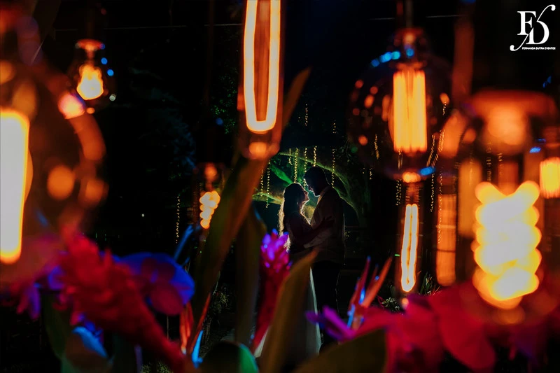 casamento judaico realizado no sítio da figueira em porto alegre com decoração exuberante botânica tropical festa linda com passarela de espelho cerimônia de casamento ao ar livre por life eventos especiais cerimonialista em porto alegre organização de casamentos