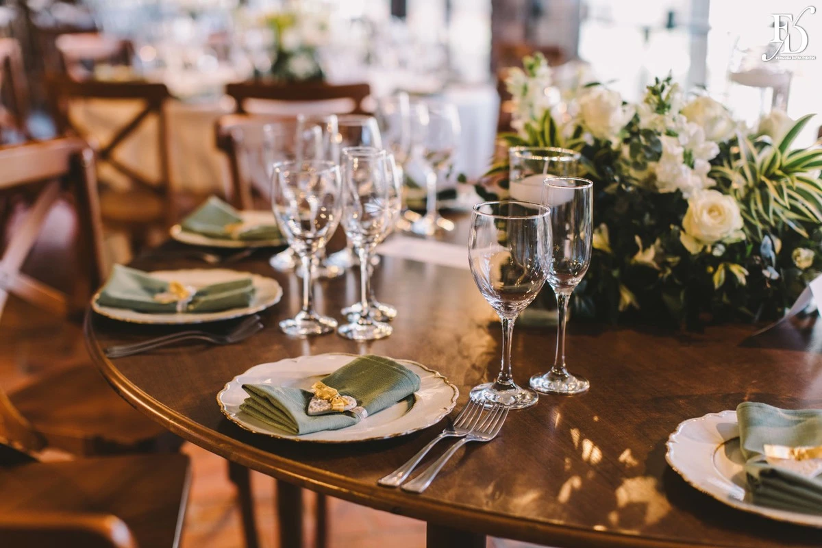 casamento com cerimônia ao ar livre em porto alegre casamento no alto da capela com decoração afetiva e delicada por life eventos especiais mesas convidados