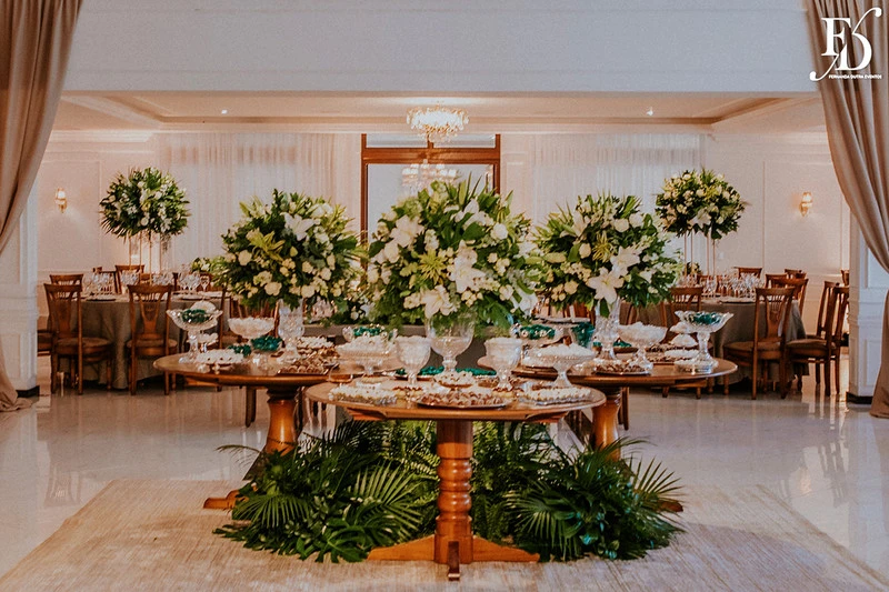 casamento destination wedding no hotel ritta hoppner em gramado com decoração clássica, elegante e botânica em tons de branco verde e fendi por life eventos especiais mesa de doces