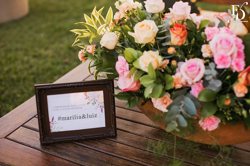 casamento com cerimônia realizada às 15h na Basílica Nossa Senhora das Dores em Porto Alegre e recepção no Alto da Capela. Coquetel na área externa embalado com jazz e por-do-sol, jantar formal, decoração exuberante e linda, em estilo botânico e muitas cores, luxuoso e lindo, por Life Eventos Especiais