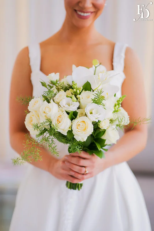 casamento com cerimônia realizada às 15h na Basílica Nossa Senhora das Dores em Porto Alegre e recepção no Alto da Capela. Coquetel na área externa embalado com jazz e por-do-sol, jantar formal, decoração exuberante e linda, em estilo botânico e muitas cores, luxuoso e lindo, por Life Eventos Especiais