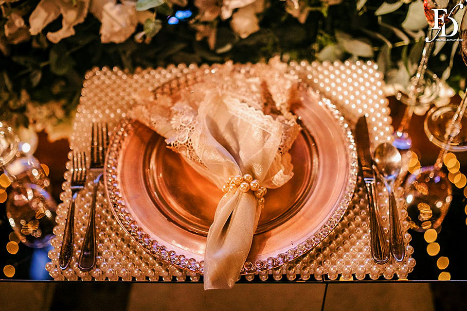 casamento com cerimônia na igreja santo antônio em Porto Alegre e recepção no Clube Veleiros do Sul com decoração clássica sofisticada elegante teto de luzinhas no clube veleiros do sul por decoração em verde branco e dourado por life eventos especiais cerimonialista em porto alegre wedding planner