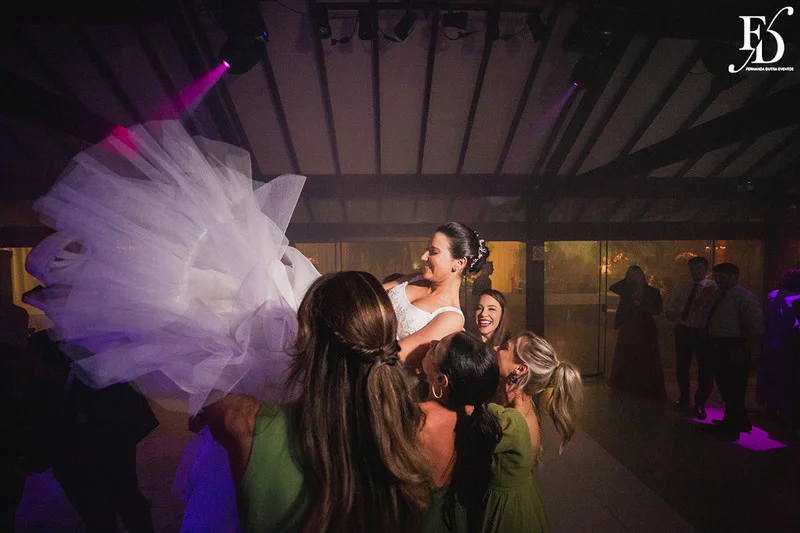 casamento com cerimônia realizada às 15h na Basílica Nossa Senhora das Dores em Porto Alegre e recepção no Alto da Capela. Coquetel na área externa embalado com jazz e por-do-sol, jantar formal, decoração exuberante e linda, em estilo botânico e muitas cores, luxuoso e lindo, por Life Eventos Especiais