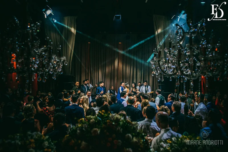 casamento na igreja nossa senhora do mont'serrat em porto alegre e festa de casamento na casa vetro em porto alegre com decoração sofisticada e luxuosa estilo clássico em dourado branco e amarelo por life eventos especiais cerimonialista de casamento em porto alegre