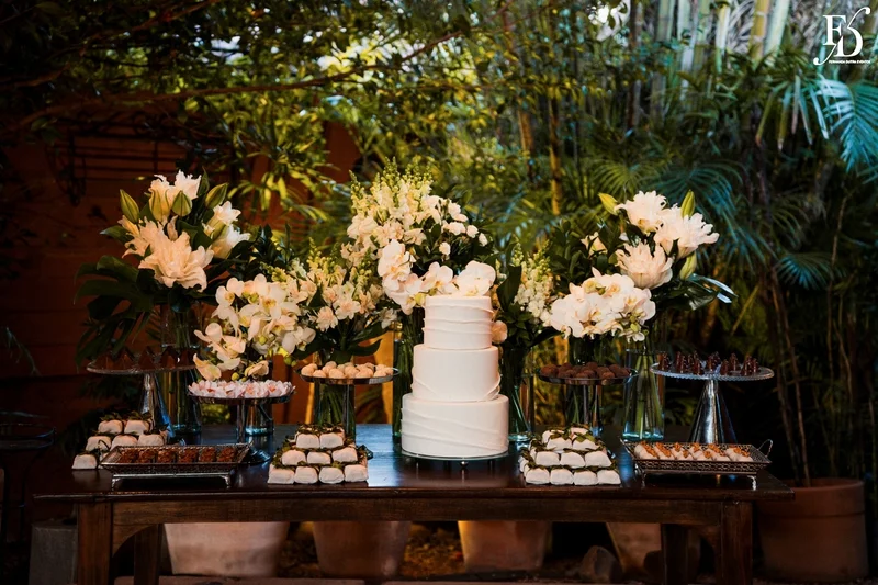 casamento no gazebo do le bistrot gourmet em porto alegre decoração clássica e elegante em verde e branco mesa de doces