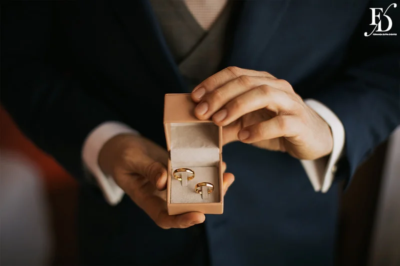 casamento com cerimônia realizada às 15h na Basílica Nossa Senhora das Dores em Porto Alegre e recepção no Alto da Capela. Coquetel na área externa embalado com jazz e por-do-sol, jantar formal, decoração exuberante e linda, em estilo botânico e muitas cores, luxuoso e lindo, por Life Eventos Especiais