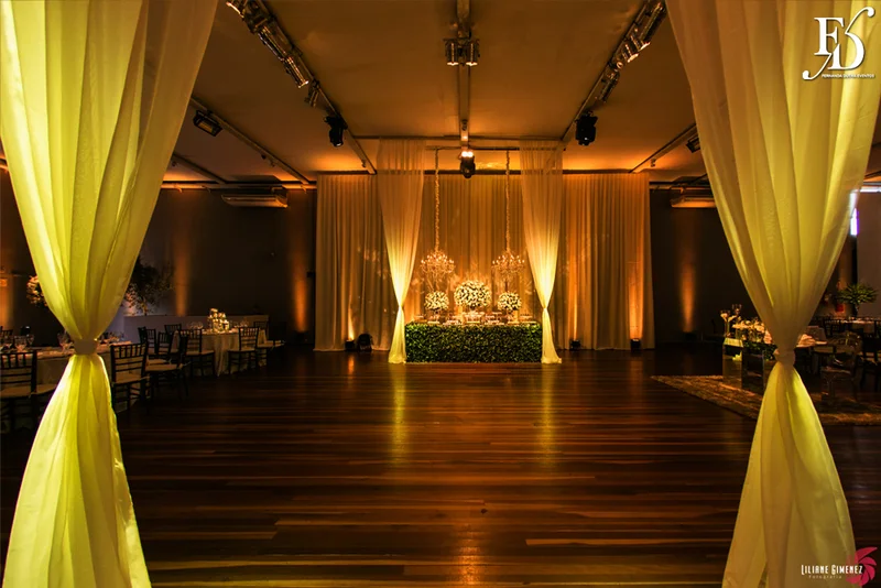 casamento destination wedding com cerimônia e festa na casa vetro em porto alegre com a cerimônia realizada na parte interna da casa com decoração clean elegante e clássica em branco e verde por life eventos especiais destination wedding em porto alegre cerimonialista em porto alegre