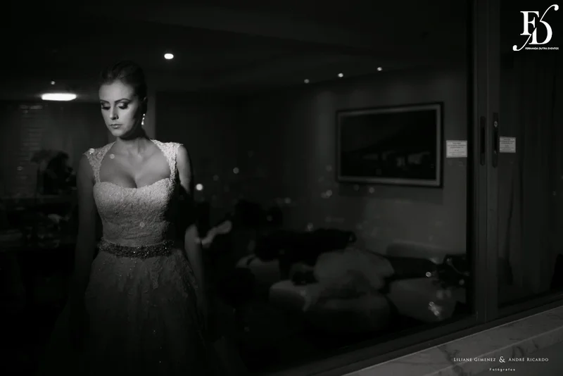 casamento com cerimônia na basílica nossa senhora das dores em porto alegre e festa e recepção no salão hannover da sogipa com decoração clássica elegante e sofisticada em dourado, branco e vermelho, com detalhe em pérolas por life eventos especiais empresa especializada na organização de casamentos em porto alegre