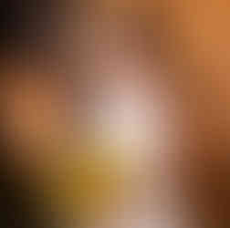 Casamento com cerimônia na Igreja Santa Teresinha do Menino Jesus, em Porto Alegre, e recepção na Merci Casa de Eventos, com projeto de decoração delicado, romântico, em estilo rústica, com a paleta do marrom, nude e amarelo.