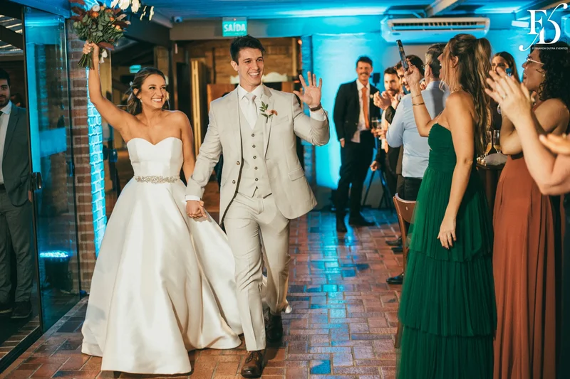 casamento realizado no alto da capela em porto alegre por life eventos especiais com cerimônia ao ar livre decoração despojada em tons terrosos e uma parede de donuts para a alegria dos convidados