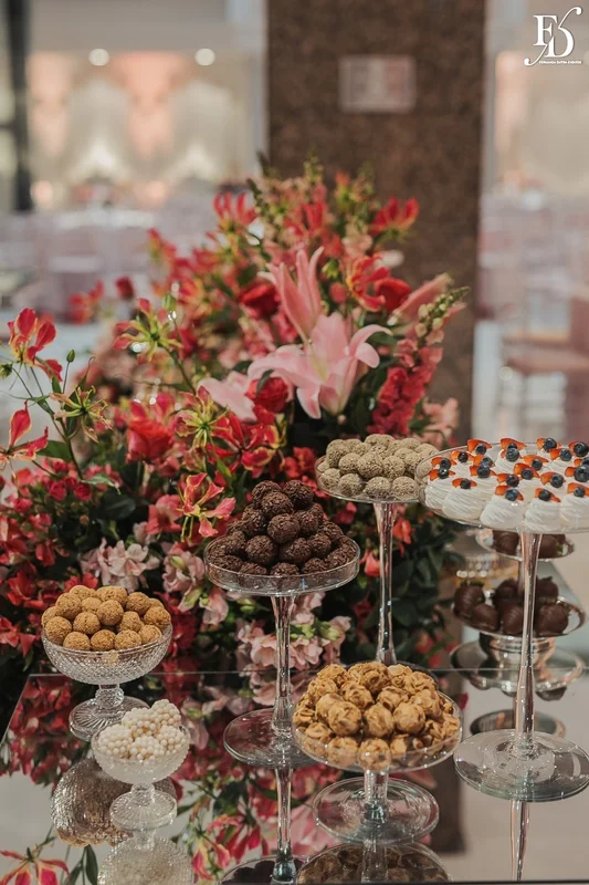 mesa de doces festa de 15 anos na praça dos fundadores do grêmio náutico união GNU
