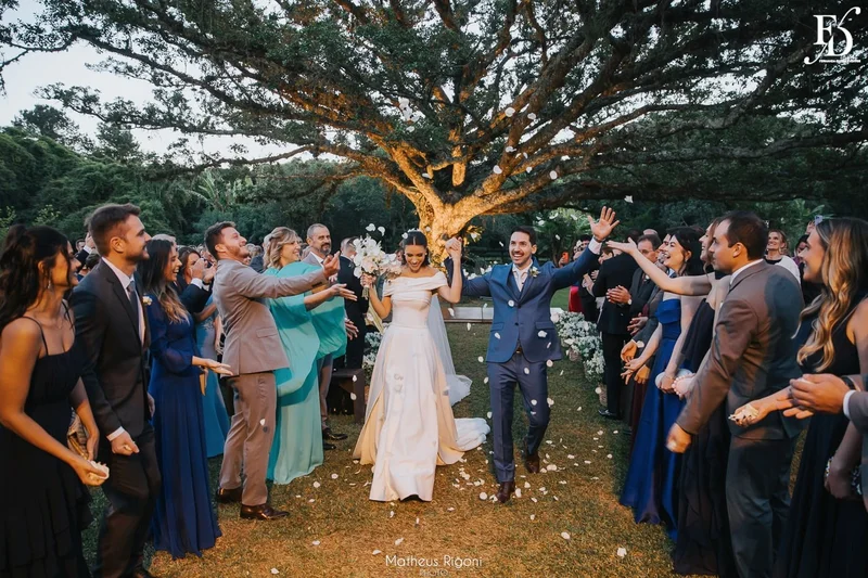 casamento elegante e sofisticado no alto da capela em porto alegre com decoração botânica greenery em verde e branco por life eventos especiais