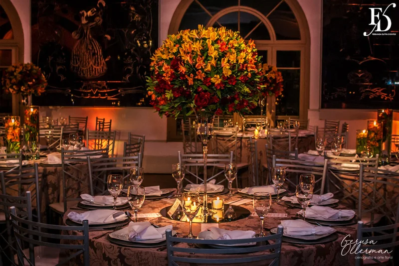 formatura tripla em direito pela fmp fundação do ministério público realizada no salão cristal do clube do comércio em porto alegre com decoração elegante clássica sofisticada em tons terrosos