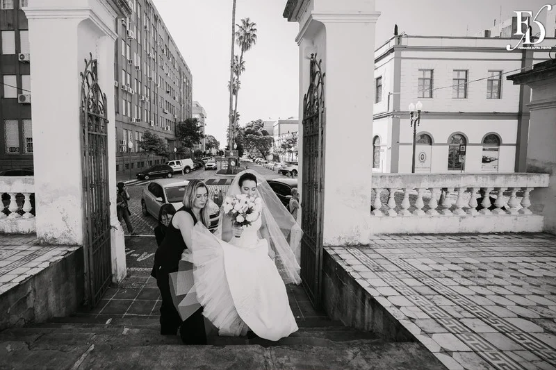 casamento com cerimônia realizada às 15h na Basílica Nossa Senhora das Dores em Porto Alegre e recepção no Alto da Capela. Coquetel na área externa embalado com jazz e por-do-sol, jantar formal, decoração exuberante e linda, em estilo botânico e muitas cores, luxuoso e lindo, por Life Eventos Especiais