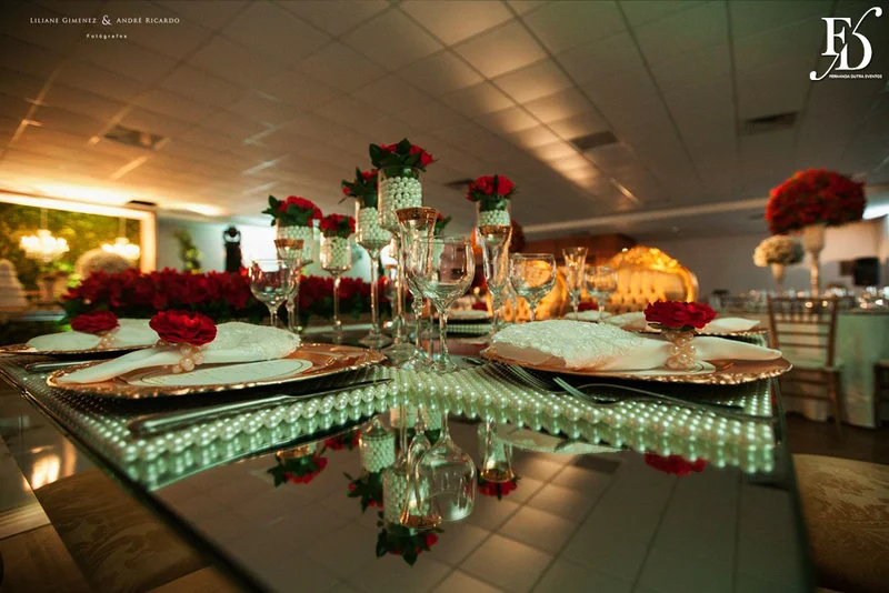 casamento com cerimônia na basílica nossa senhora das dores em porto alegre e festa e recepção no salão hannover da sogipa com decoração clássica elegante e sofisticada em dourado, branco e vermelho, com detalhe em pérolas por life eventos especiais empresa especializada na organização de casamentos em porto alegre