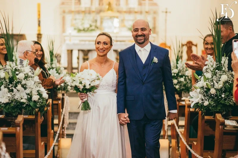 casamento realizado na igreja santa cecília em porto alegre e recepção no le bistrot gourmet com decoração colorida vibrante tropical por life eventos especiais cerimonialista de casamento em porto alegre