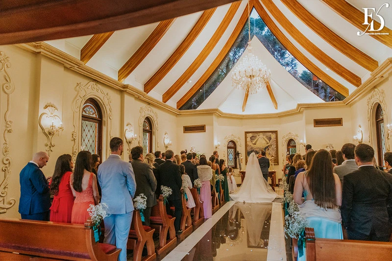 casamento destination wedding no hotel ritta hoppner em gramado com decoração clássica, elegante e botânica em tons de branco verde e fendi por life eventos especiais