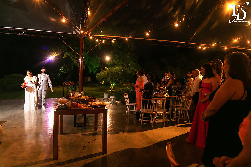 Casamento boho ao ar livre foi realizado na Casa na Chácara em Porto Alegre, com uma decoração em tons terrosos criada pela Life Eventos Especiais, uma empresa de cerimonialistas profissionais. Descubra como foi esse evento encantador, que contou com uma atmosfera aconchegante e descontraída