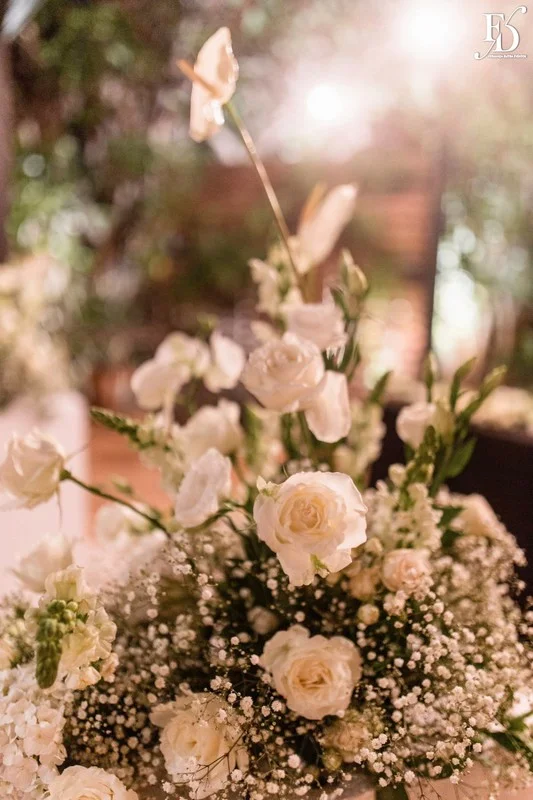 Casamento no Le Bistrot Gourmet em Porto Alegre, com decoração clássica, iluminação intimista e um projeto cheio de sofisticação com stylling europeu. Mesas com toalhas brancas, detalhes dourados, flores brancas.