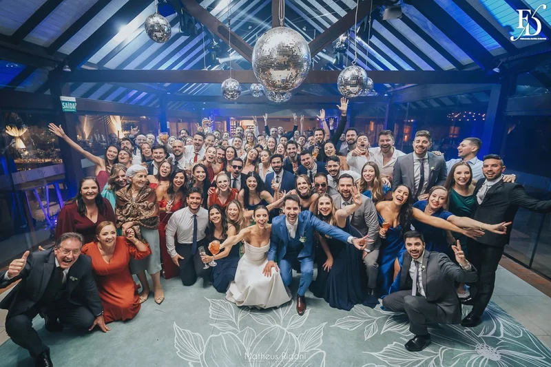 casamento elegante e sofisticado no alto da capela em porto alegre com decoração botânica greenery em verde e branco por life eventos especiais
