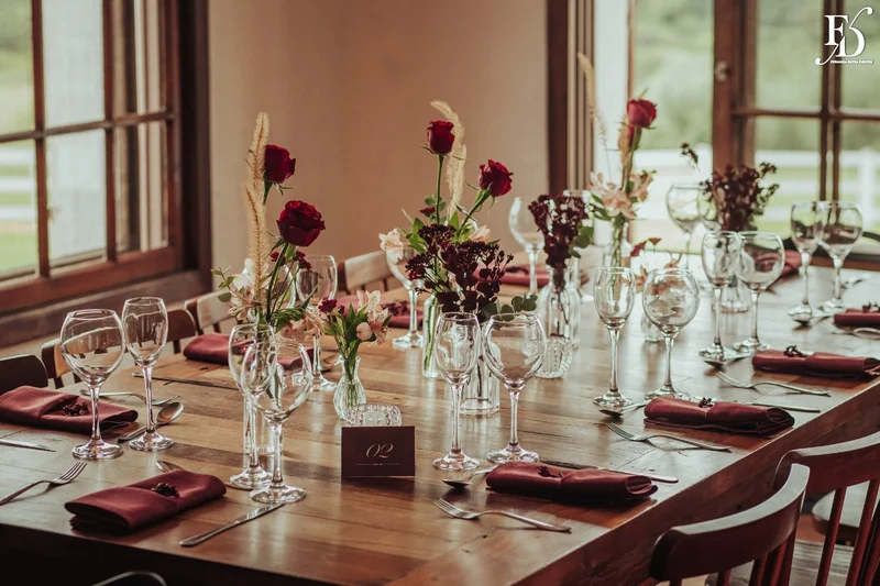 casamento organizado por life eventos especiais na estância das oliveiras em viamão com decoração campeira rústica e minimalista para um casal autêntico e cheio de personalidade