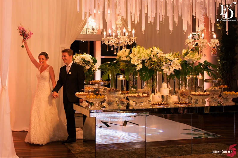 casamento com cerimônia na casa vetro em porto alegre e cerimônia na igreja cristo bom pastor com decoração clean clássica sofisticada e contemporânea em branco verde prataria e cristais por life eventos esepciais cerimonialista wedding planner em porto alegre