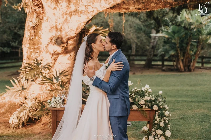 casamento elegante e sofisticado no alto da capela em porto alegre com decoração botânica greenery em verde e branco por life eventos especiais