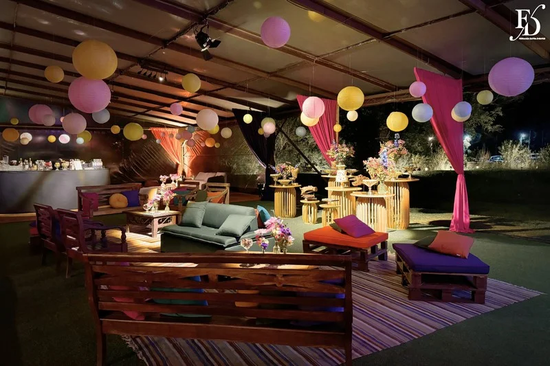 casamento no alto da capela estilo festival casamento festival moderno tecnológico colorido com espaços temáticos de tatuagem glitter bar arcade casamento moderno casamento colorido
