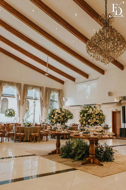 casamento destination wedding no hotel ritta hoppner em gramado com decoração clássica, elegante e botânica em tons de branco verde e fendi por life eventos especiais mesa de doces