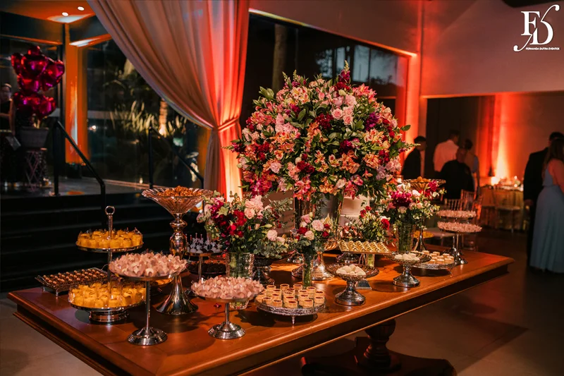 casamento com cerimônia na Igreja Basílica Nossa Senhora das Dores, em Porto Alegre, com recepção e festa no Party Room, com decoração romântica, simples e delicada por Life Eventos Especiais Cerimonialista de Casamento em Porto Alegre
