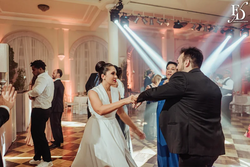 casamento com cerimônia e recepção realizados no salão imperatriz da associação leopoldina juvenil em porto alegre com decoração clássica em verde branco e prato por life eventos especiais assessoria de eventos em porto alegre