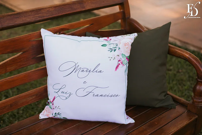 casamento com cerimônia realizada às 15h na Basílica Nossa Senhora das Dores em Porto Alegre e recepção no Alto da Capela. Coquetel na área externa embalado com jazz e por-do-sol, jantar formal, decoração exuberante e linda, em estilo botânico e muitas cores, luxuoso e lindo, por Life Eventos Especiais