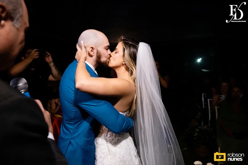 casamento no espaço paraíso em porto alegre com decoração moderna em azul marinho, dourado e girassóis; temática geek, com referências a funko pop, filmes e séries - por life eventos especiais