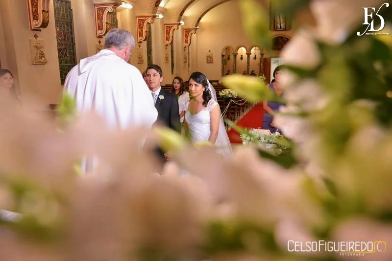 Noivos no altar da Capela do Colégio Bom Conselho